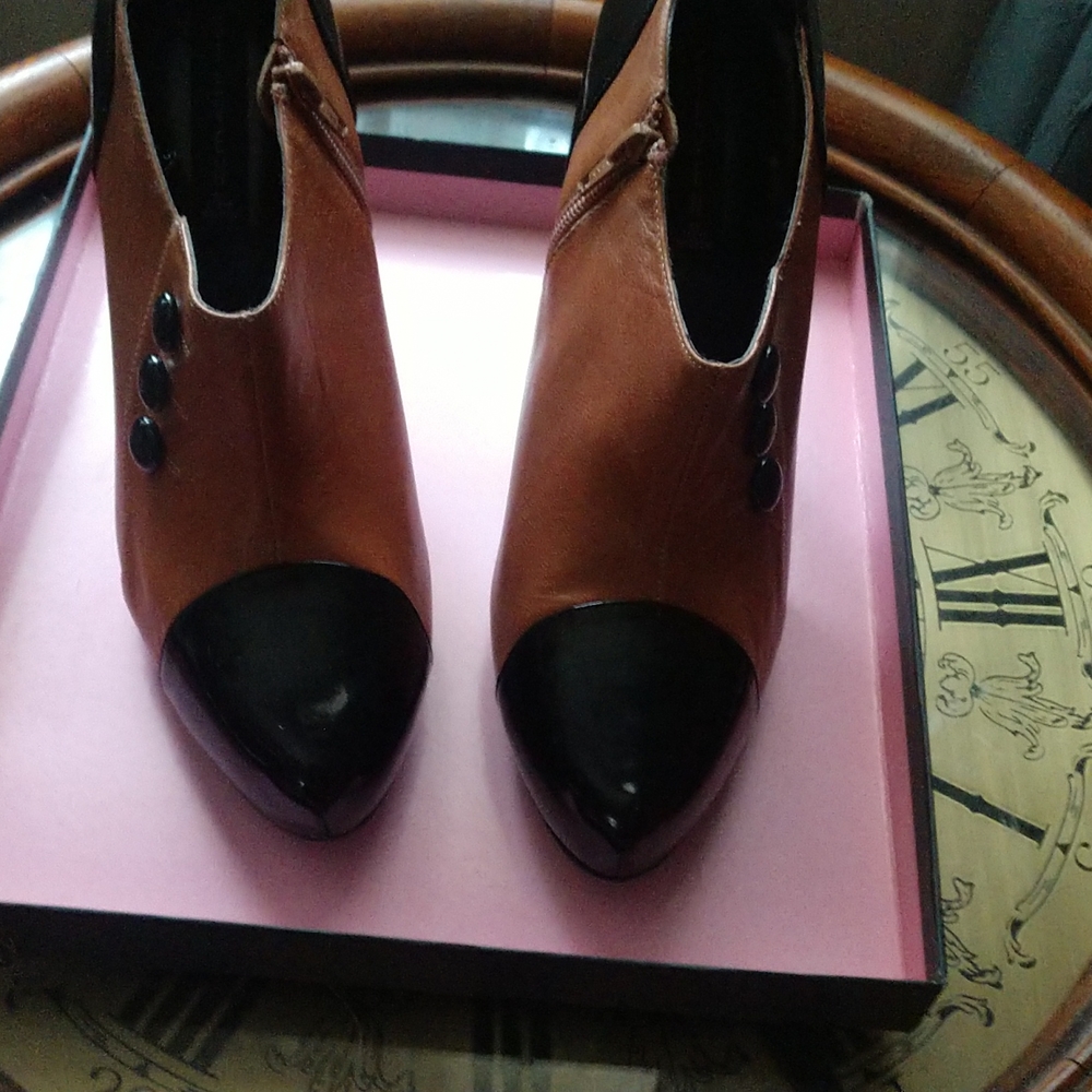 Steve Madden leather Tan and Black booties only wore them twice